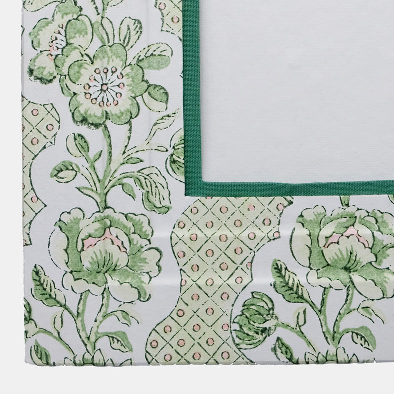 Green Blooming Trellis Wall Frame