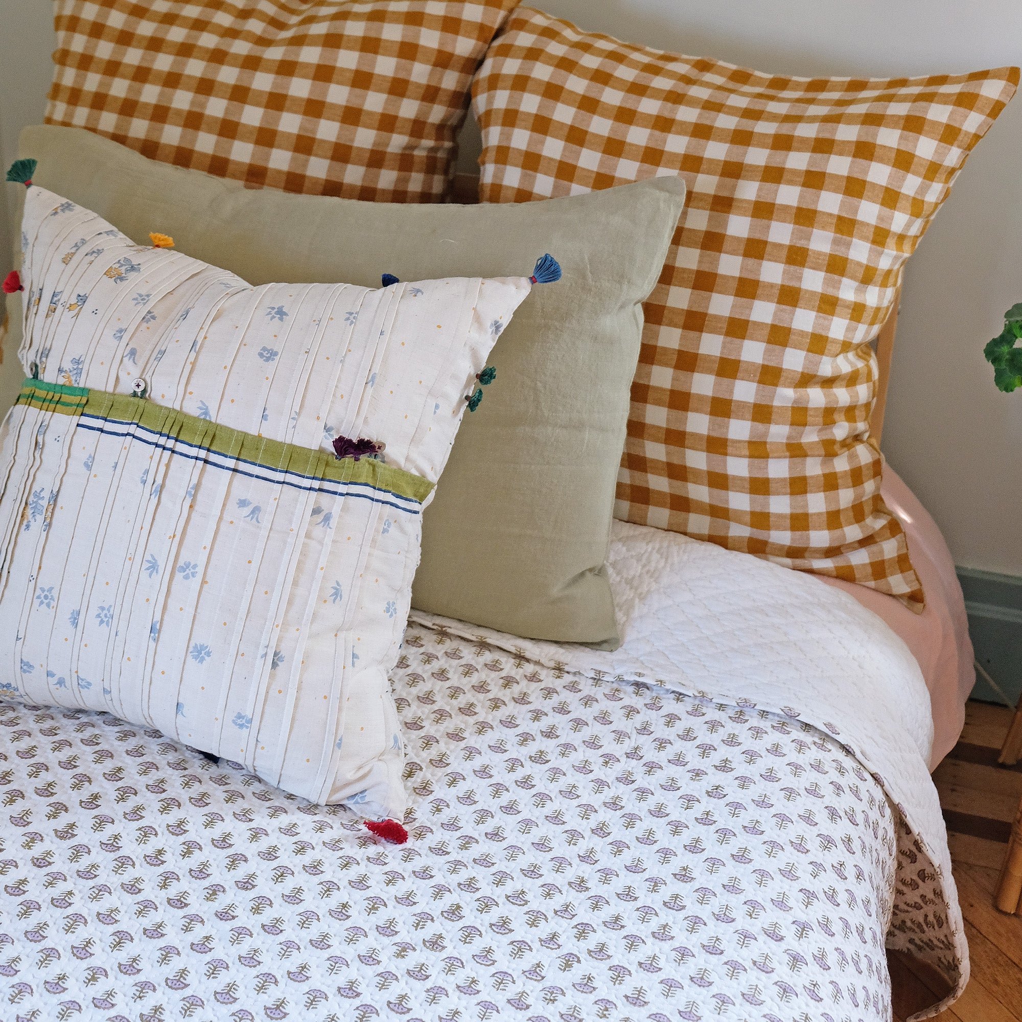 Handloom Square Pillow 200