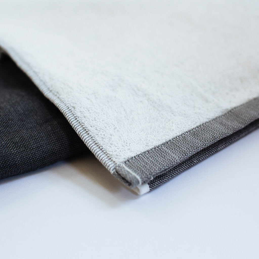 Two Tone Chambray Bath Towel in Charcoal
