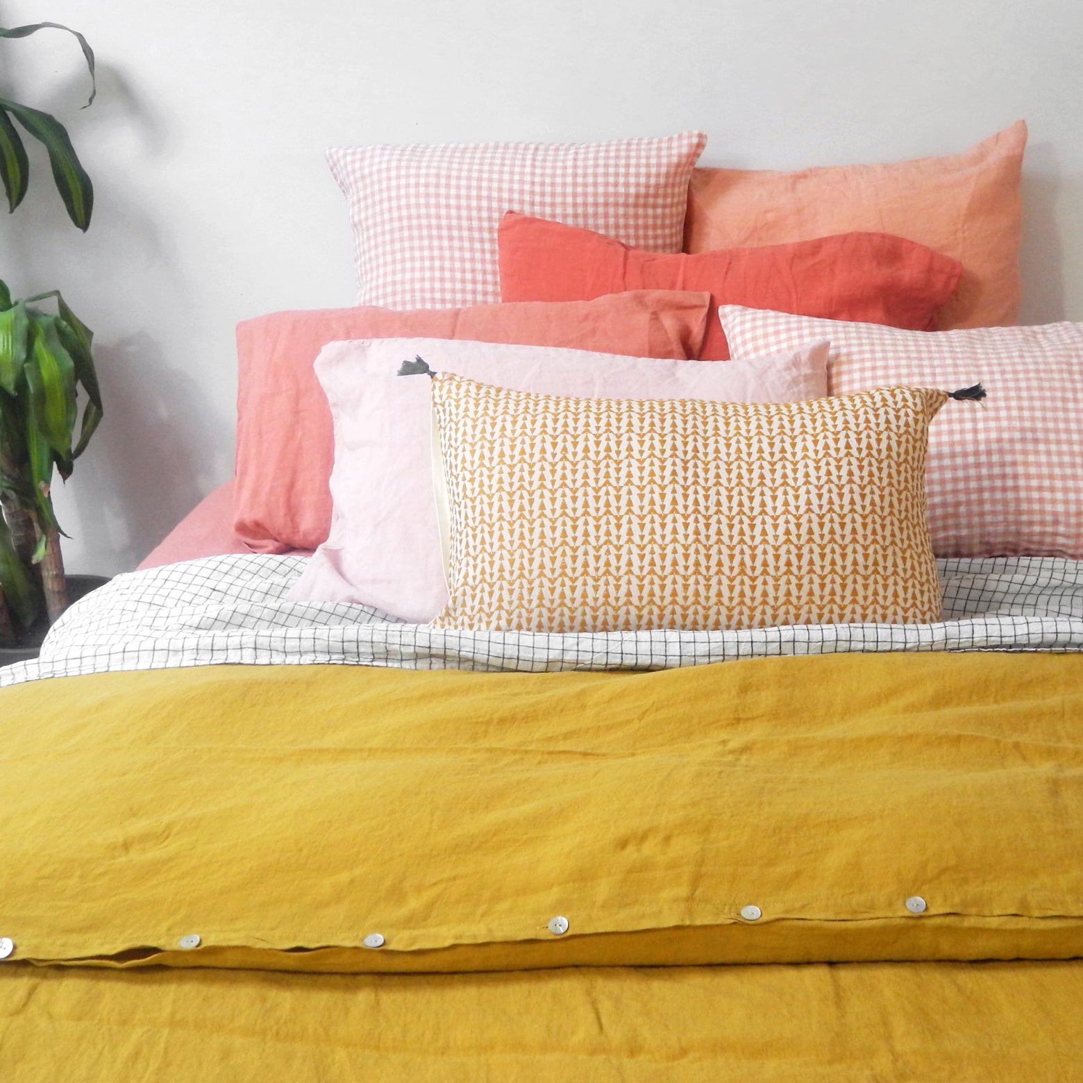 Linge Particulier Terracotta Pink Standard Linen Pillowcase Sham with a honey yellow linen duvet for a colorful linen bedding look in sunset orange - Collyer's Mansion