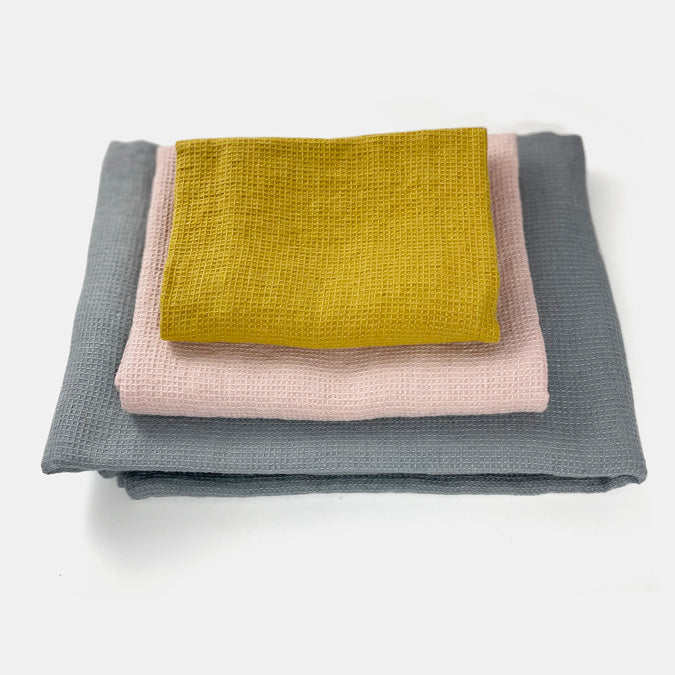 http://shopthemansion.com/cdn/shop/products/Linen-Waffle-Towel-Set-Combo_1293df82-62e4-4082-9b58-544e24937c5c.jpg?v=1612373092