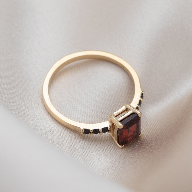 Garnet Vela Ring