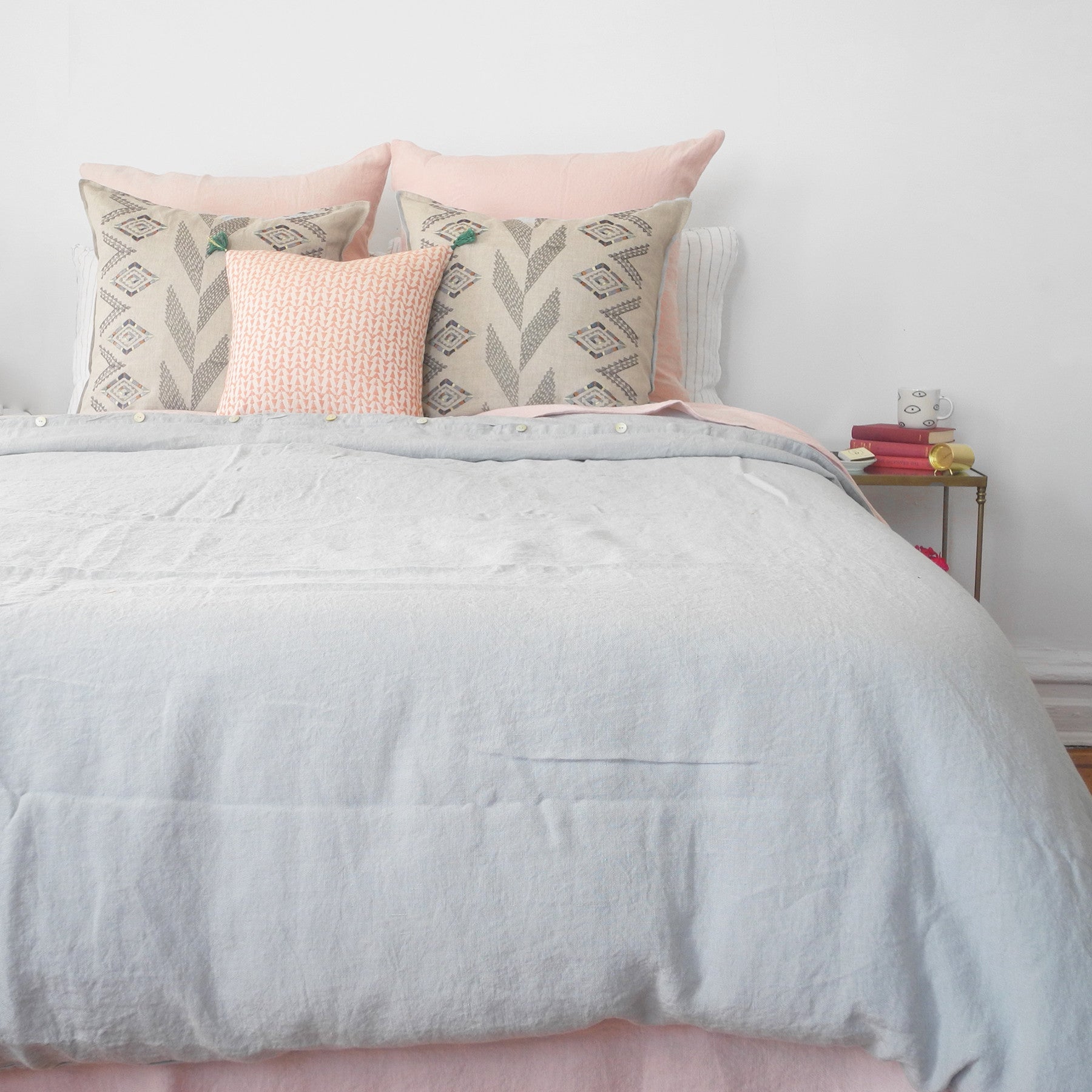 A Linge Particulier Linen Duvet in Cloud Grey gives a gray and dove grey color to this duvet for a colorful linen bedding look from Collyer&#39;s Mansion