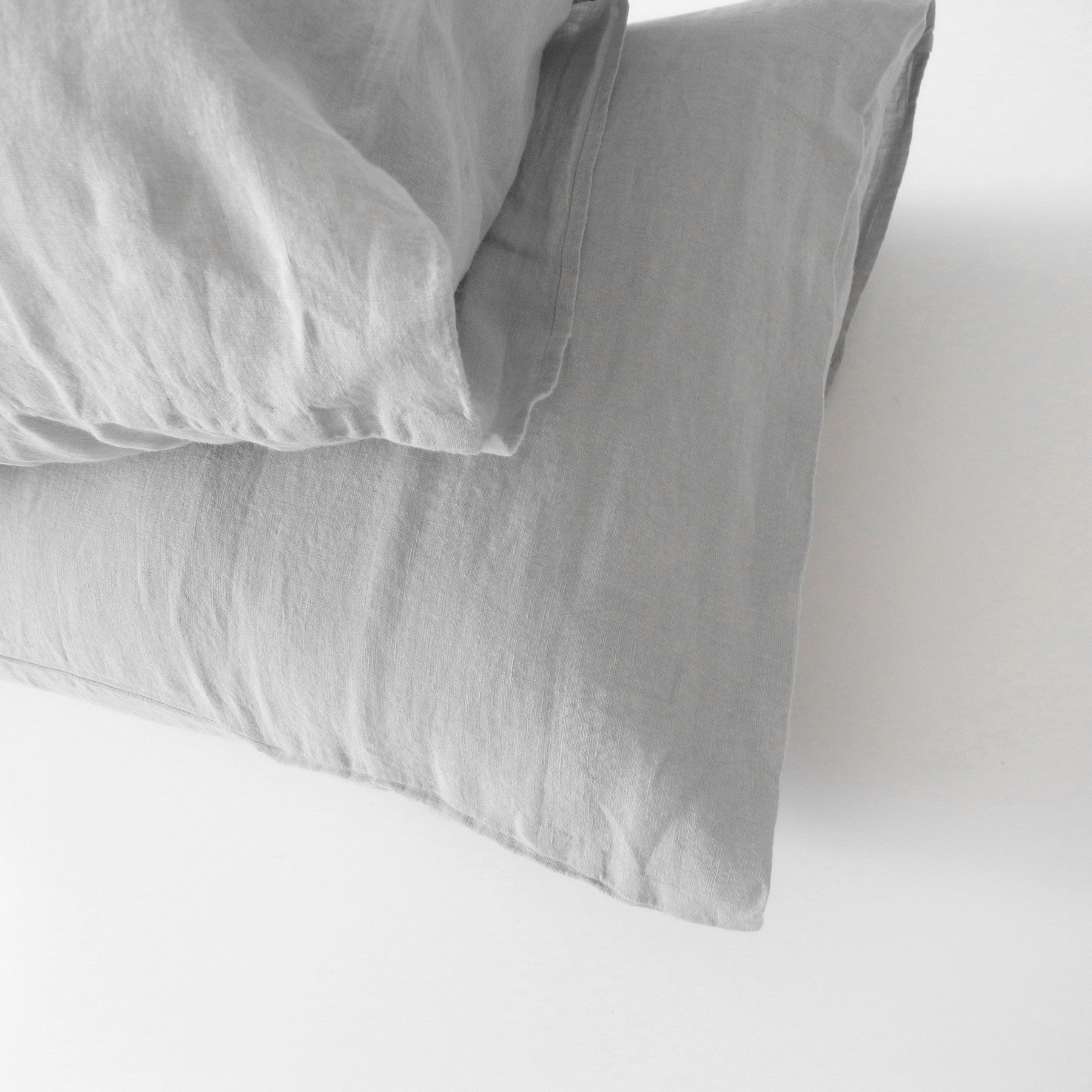 Linge Particulier Cloud Grey Standard Linen Pillowcase Sham for a colorful linen bedding look in light grey - Collyer's Mansion